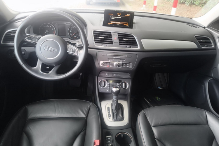 Audi Q3 2018 car image #10