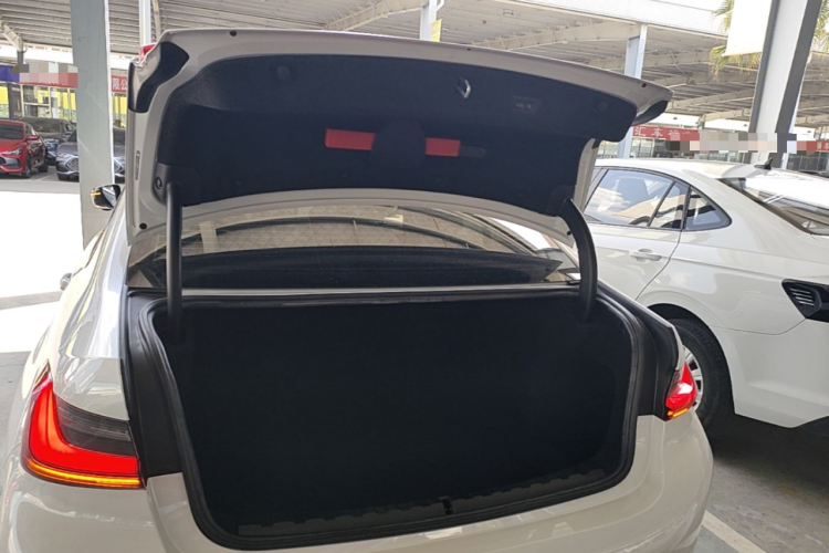 BMW 3 Series 2024 صورة سيارة #19