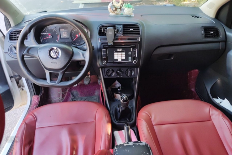 Volkswagen Polo 2015 car image #11
