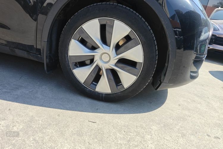 Tesla Model Y 2023 immagine di auto #9