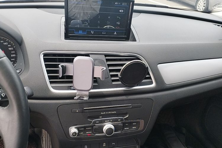 Audi Q3 2017 car image #13