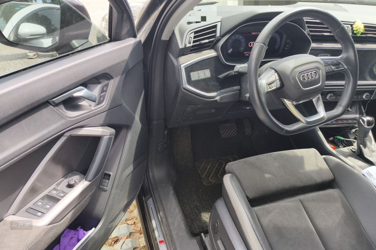 Audi Q3 2021 car image #18