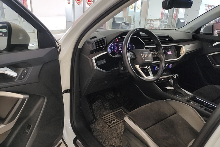 Audi Q3 2019 car image #16