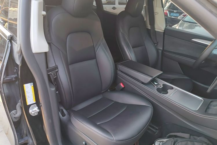 Tesla Model Y 2023 car image #24