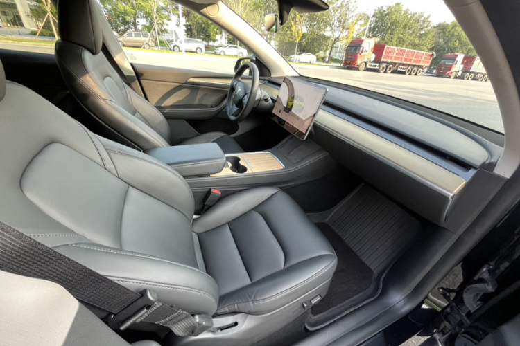 Tesla Model Y 2023 car image #21