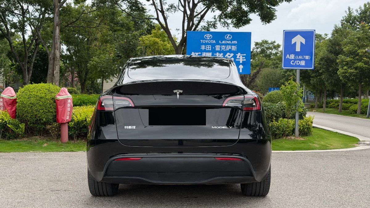 Tesla Model Y 2023 car image #7