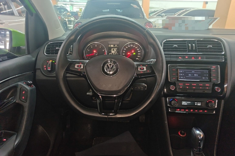 Volkswagen Polo 2014 car image #11