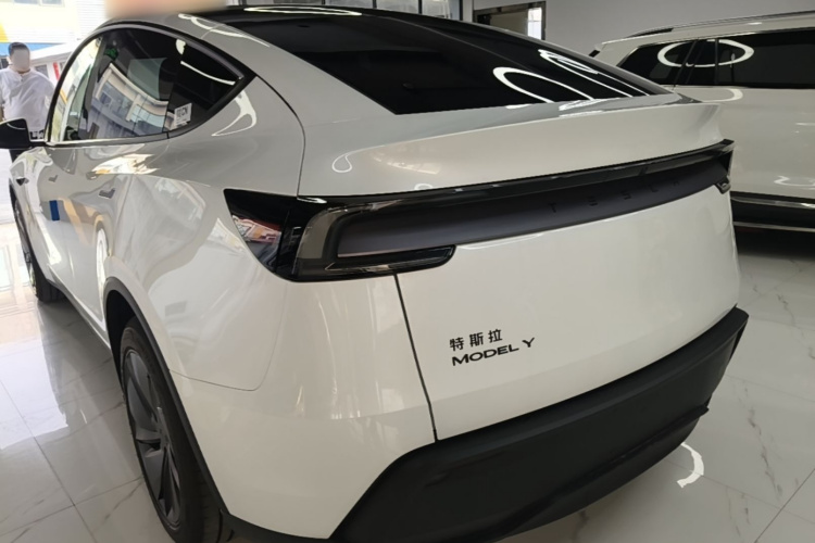 Tesla Model Y 2026 #5 Tesla Model Y 2026 car image #5