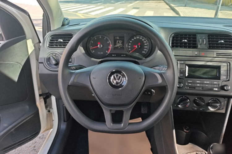 Volkswagen Polo 2015 car image #11