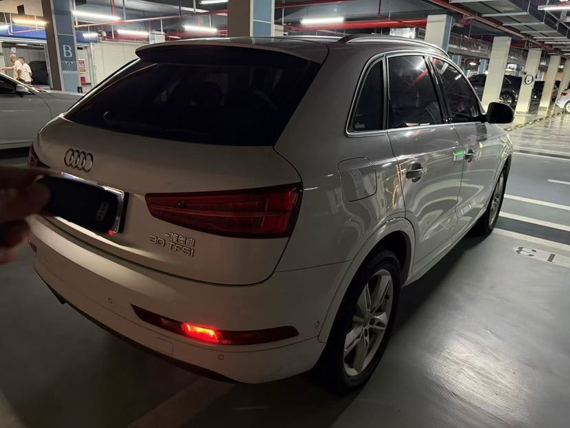 Audi Q3 2016 car image #9