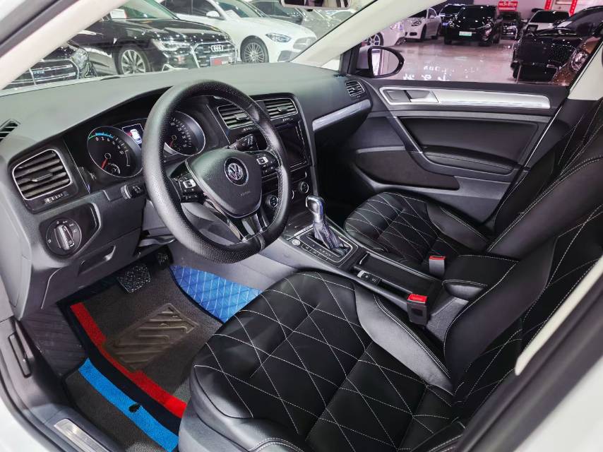 Volkswagen Golf Pure Electric 2020 immagine di auto #4