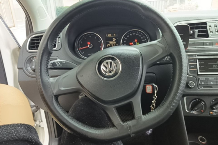 Volkswagen Polo 2015 car image #15
