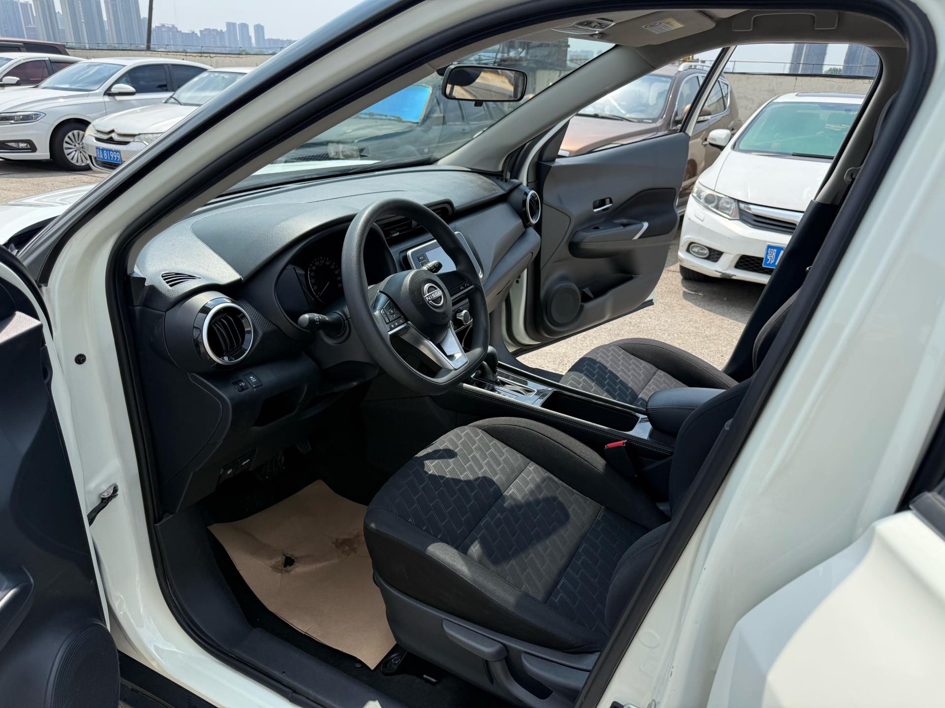 Nissan Kicks 2023 car image #4