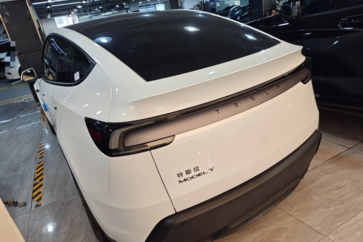 Tesla Model Y 2026 #5 Tesla Model Y 2026 immagine di auto #5