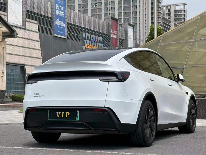 Tesla Model Y 2025 #8 Tesla Model Y 2025 car image #8