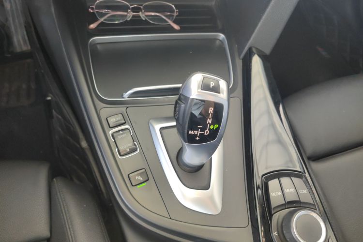BMW 3 Series 2018 car image #14