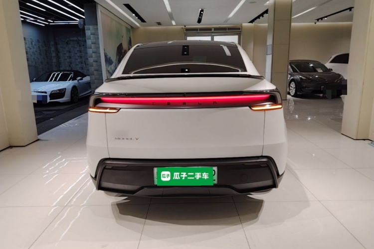 Tesla Model Y 2025 #6 Tesla Model Y 2025 car image #6