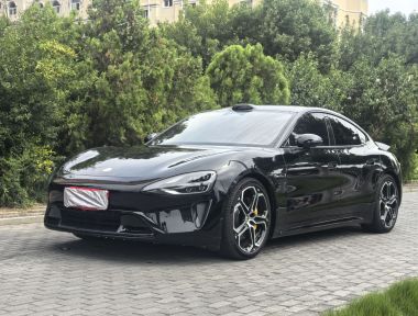 MI SU7 2025 immagine di auto 