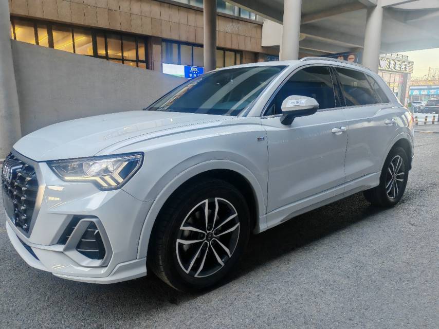 Audi Q3 2022 car image 