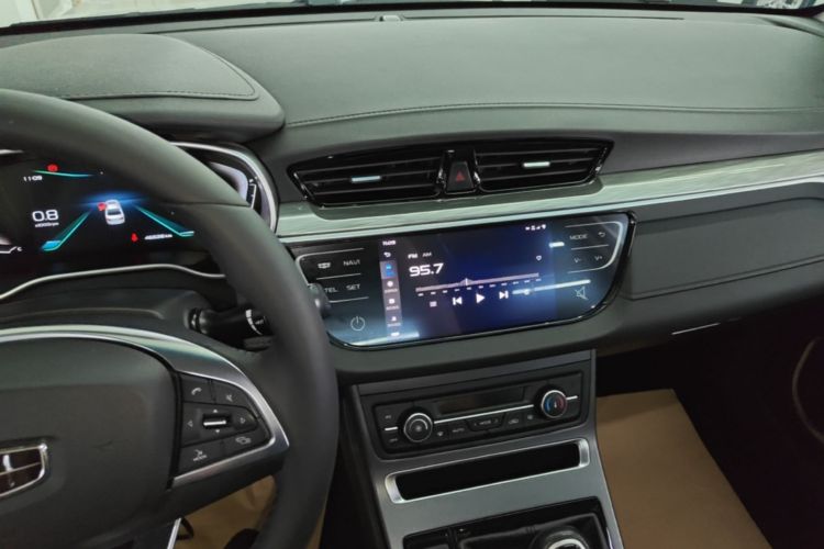 GEELY Emgrand 2019 car image #13