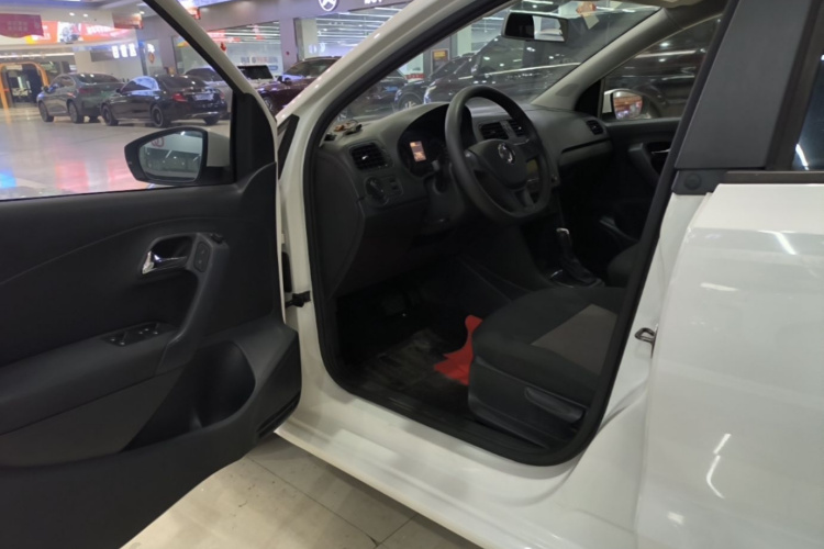 Volkswagen Polo 2018 car image #16