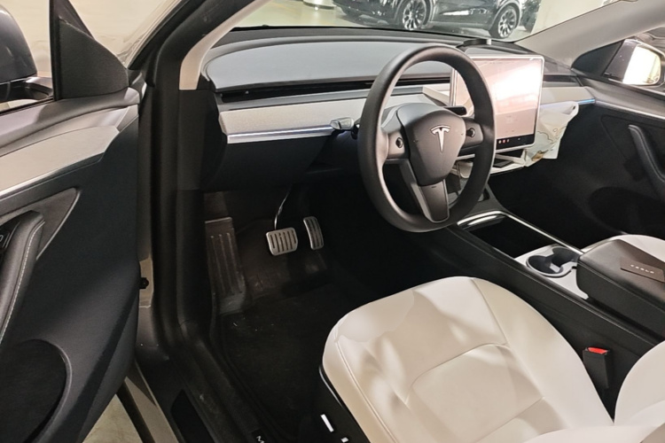 Tesla Model Y 2024 #16 Tesla Model Y 2024 car image #16