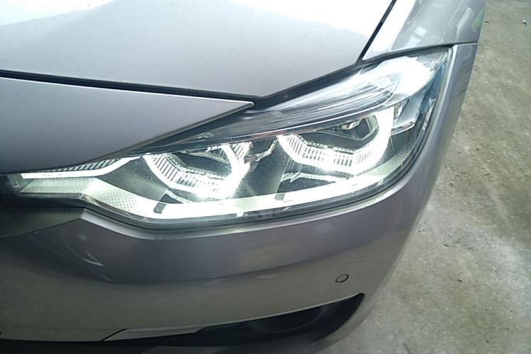 BMW 3 Series 2018 immagine di auto #23
