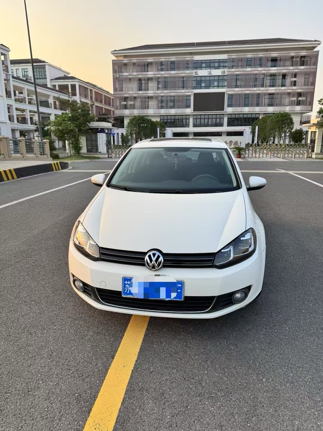 Volkswagen Golf 2012 car image #2