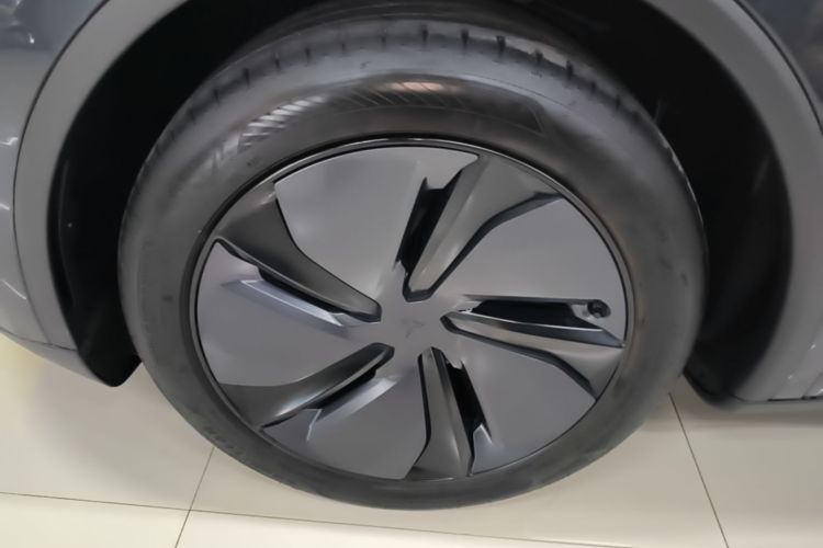 Tesla Model Y 2025 immagine di auto #9