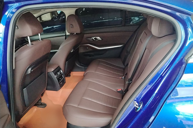 BMW 3 Series 2020 car image #17