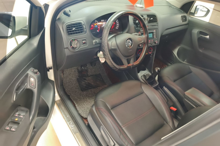 Volkswagen Polo 2015 car image #16