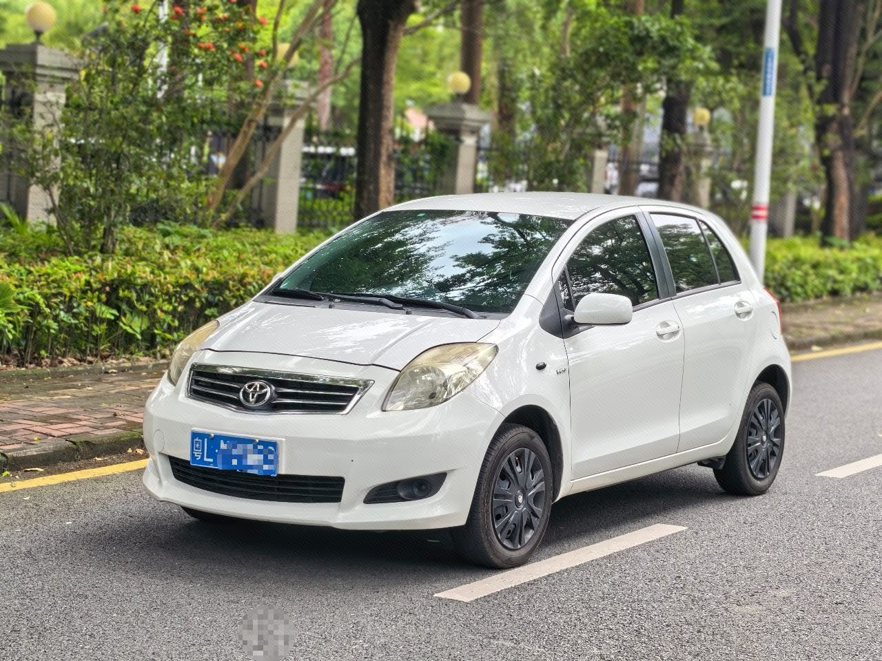 Toyota Yaris 2012 car image 