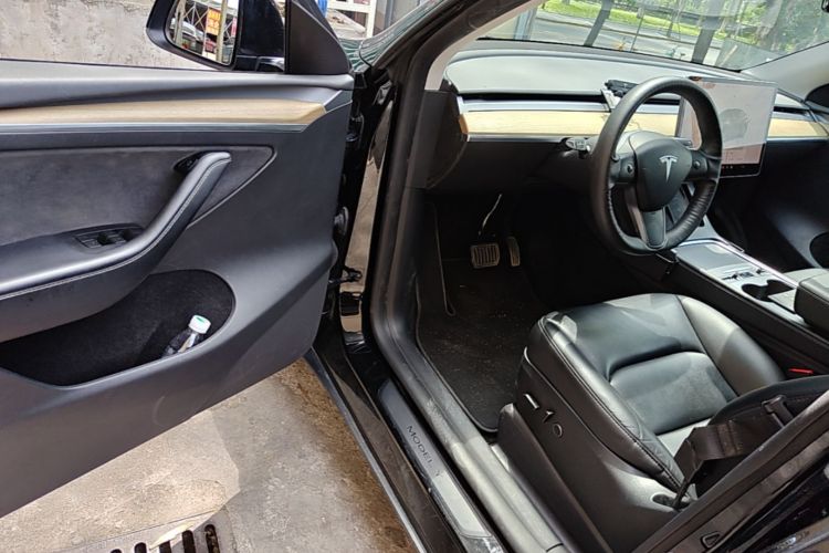 Tesla Model Y 2023 immagine di auto #16