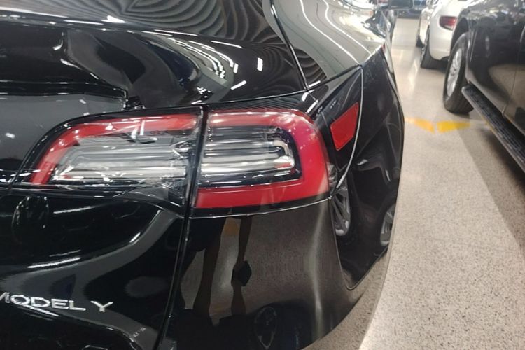 Tesla Model Y 2023 car image #8