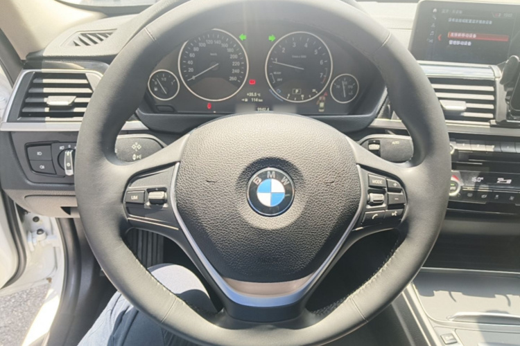 BMW 3 Series 2019 car image #11