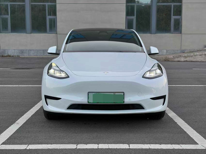 Tesla Model Y 2023 car image #2