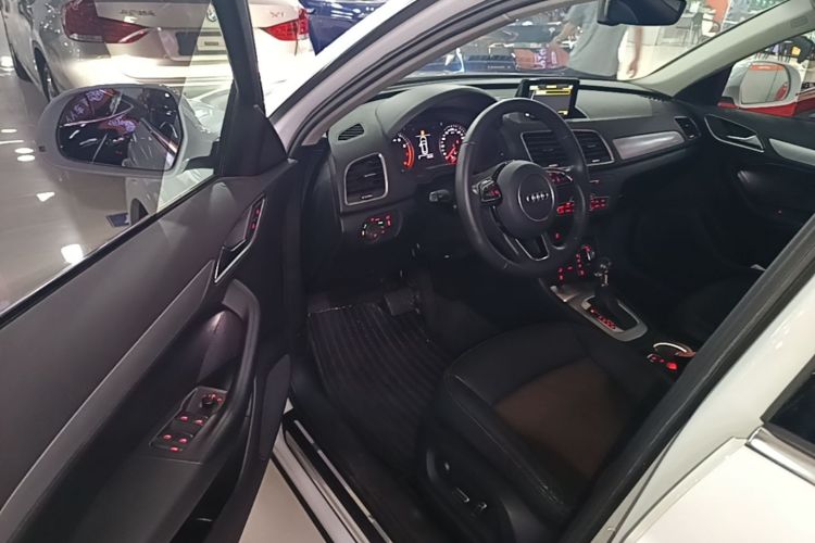 Audi Q3 2018 car image #16