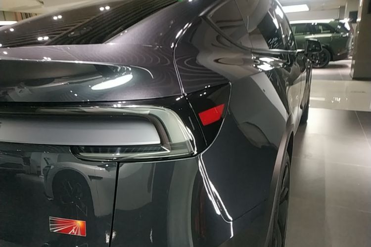 Tesla Model Y 2025 #8 Tesla Model Y 2025 car image #8