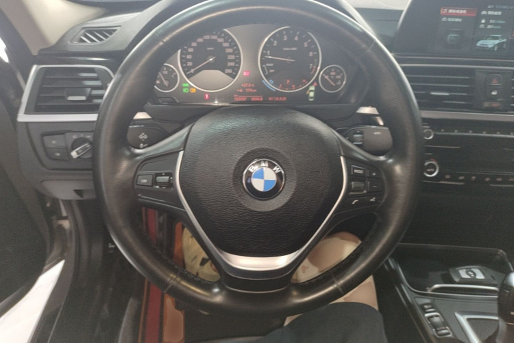 BMW 3 Series 2018 car image #11