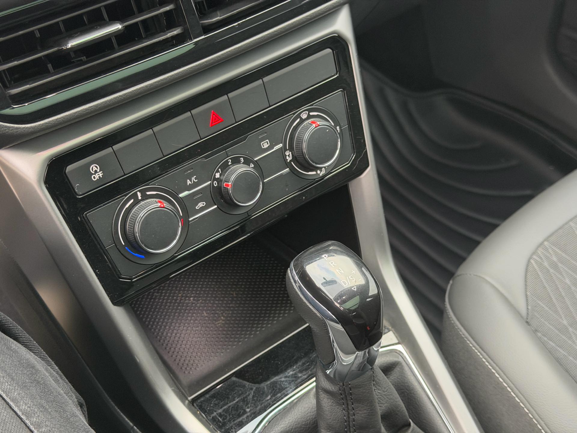 Volkswagen T-Cross 2020 image de voiture #16