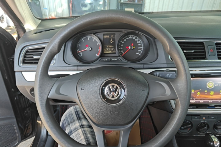 Volkswagen Lavida 2015 car image #11