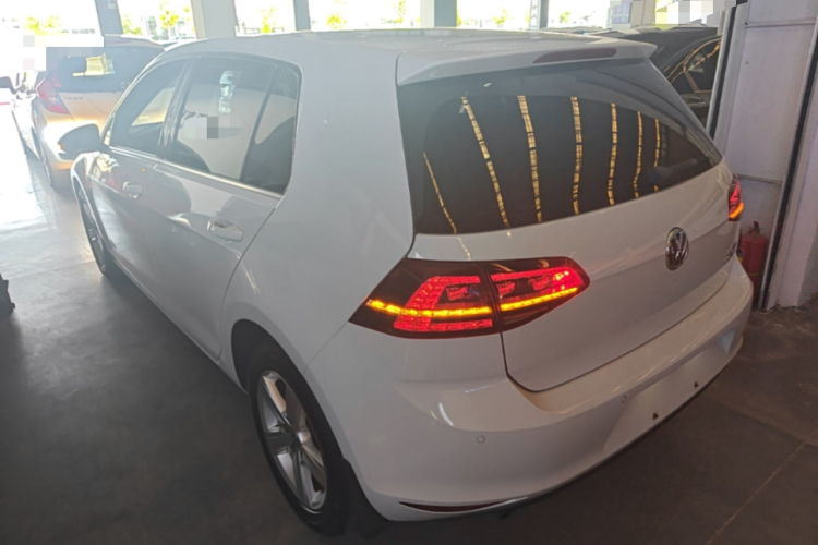 Volkswagen Golf 2018 car image #5