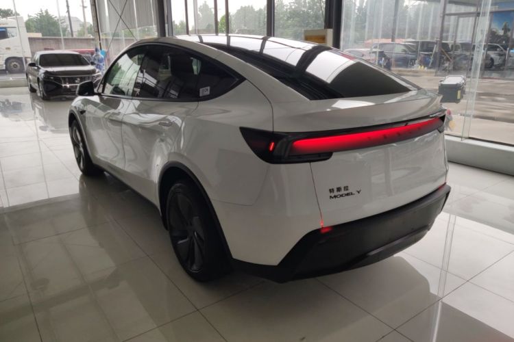 Tesla Model Y 2026 #7 Tesla Model Y 2026 car image #7