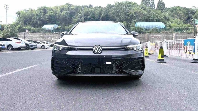 Volkswagen Golf 2026 car image #2