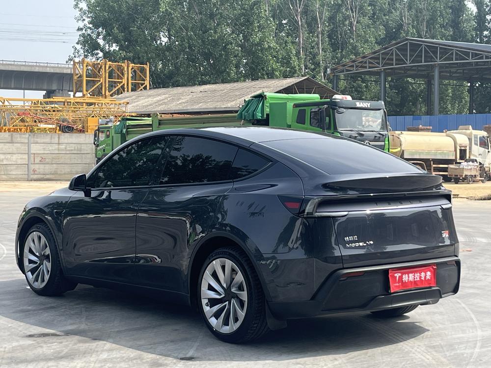 Tesla Model Y 2025 #4 Tesla Model Y 2025 car image #4