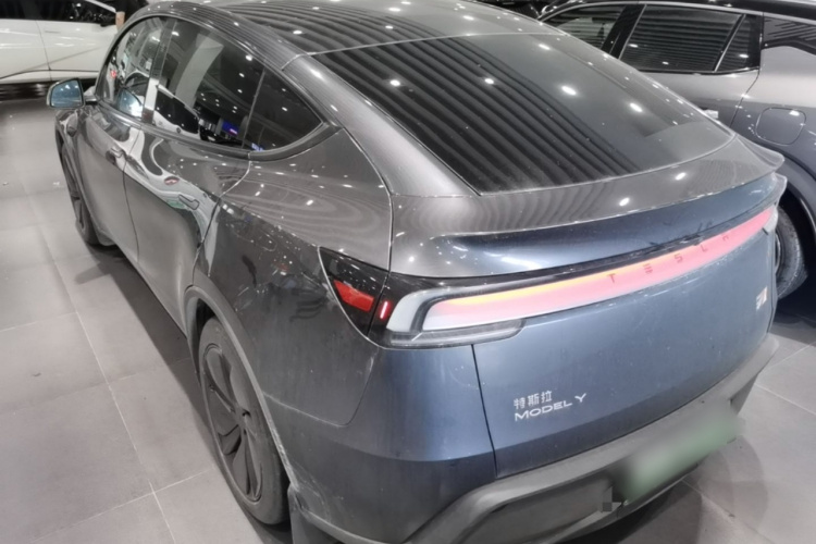 Tesla Model Y 2025 #7 Tesla Model Y 2025 car image #7