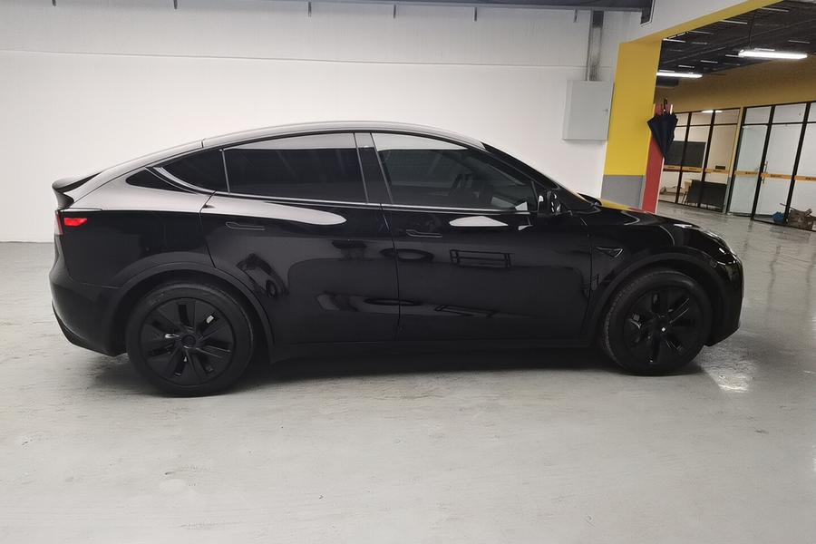 Tesla Model Y 2023 car image #9