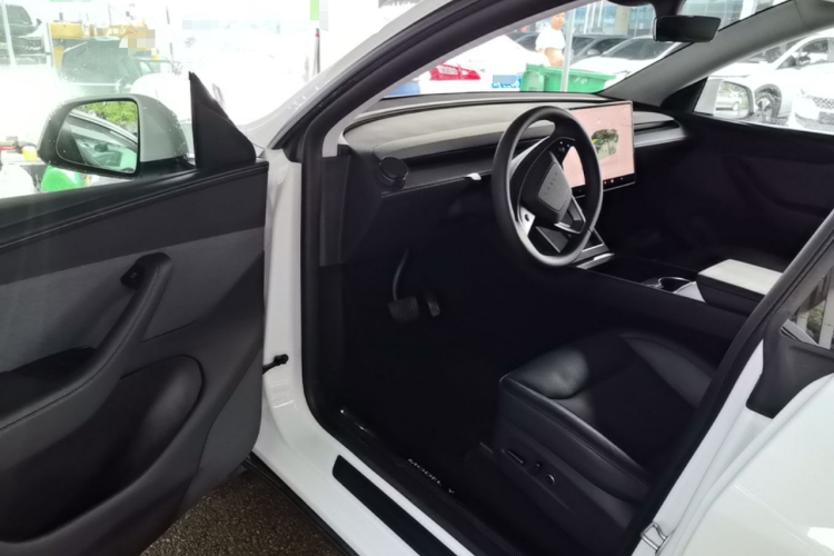 Tesla Model Y 2025 #16 Tesla Model Y 2025 car image #16