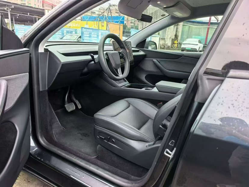 Tesla Model Y 2025 car image #2