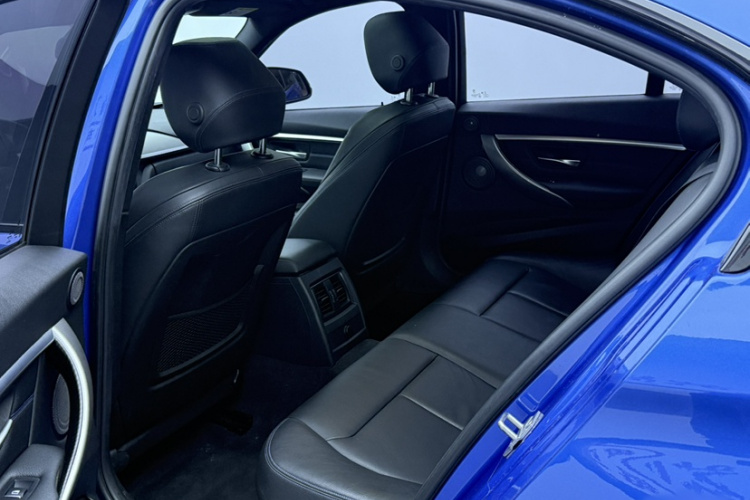 BMW 3 Series 2018 car image #14